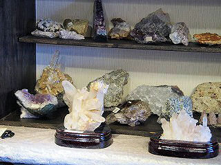 天然石も豊富に展示しています。