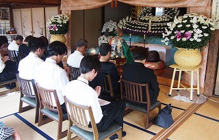 当寺本堂での家族葬の例