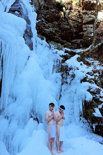ほとんど氷ついた龍神の滝