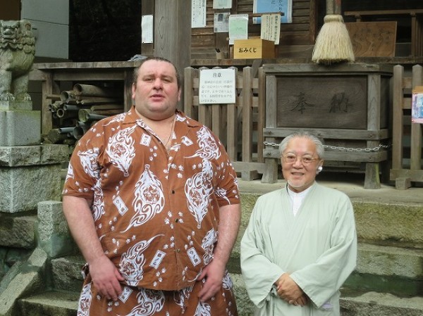 臥牙丸関が東京都檜原村で滝行を行いました。サムネイル