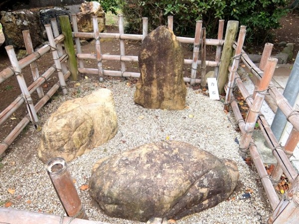 野々宮神社の力石 日高市サムネイル